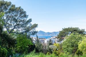 widok na miasto z wzgórza z drzewami w obiekcie Garden-Level Apartment Pool & Sea View w Cannes