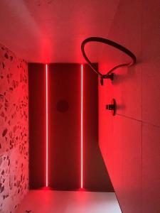 馬丁納弗蘭卡的住宿－Cally Suite Room，带淋浴的浴室内的红灯