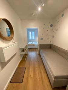 um pequeno quarto com uma cama e um espelho em Smultron Apartment Altstadt Wismar em Wismar