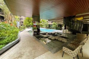 Casa grande con piscina y casa en Elevated Elegance 7th Floor Cozy Flat with WiFi, en Ban Rangeng