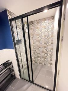 y baño con ducha y puerta de cristal. en Elevated Elegance 7th Floor Cozy Flat with WiFi, en Ban Rangeng