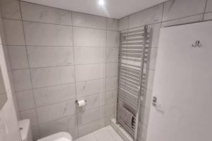 Kopalnica v nastanitvi Spacious self contained flat in superb location