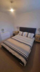 Postel nebo postele na pokoji v ubytování Spacious self contained flat in superb location