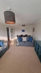 sala de estar con sofá y mesa en Spacious self contained flat in superb location, en Lymington