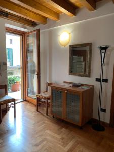 Una sala de estar con una mesa y un espejo. en Desenzano del Garda Mirella house, en Desenzano del Garda