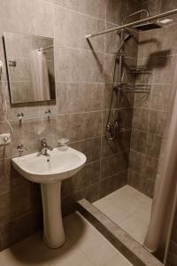 Bilik mandi di Arsenas Guest House