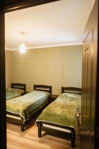 Habitación con 2 camas en una habitación en GERGETI Arsenas Guest House, en Kazbegi
