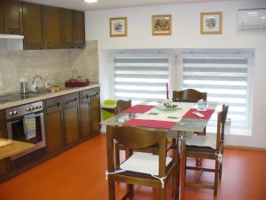 una cocina con mesa y sillas. en Berta Apartman, en Senta