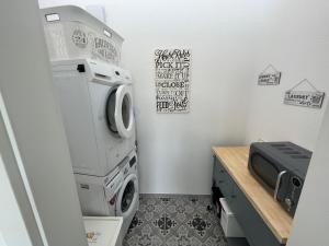 eine kleine Waschküche mit Waschmaschine und Trockner in der Unterkunft Apartment mit Stil in Stuttgart