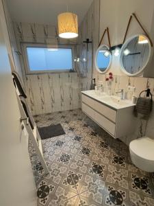 ein Bad mit einem Waschbecken und einem Spiegel in der Unterkunft Apartment mit Stil in Stuttgart