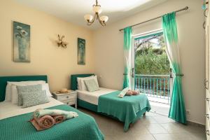 Dos camas en una habitación con ventana. en Villa Millianna - Ground Floor Apt, en Cefalonia 13 fotos más