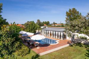 an overhead view of a pool with umbrellas at Sete Quintas Country House in Salvaterra de Magos