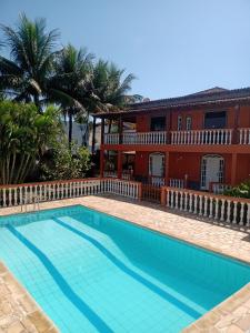 una gran piscina frente a una casa en CASA EM ARARUAMA, en Araruama