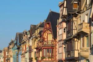 een rij kleurrijke huizen in een stadsstraat bij Nid douillet pour 2.. à 50 mètres de la plage in Mers-les-Bains