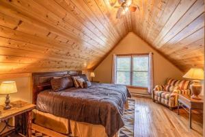 A bed or beds in a room at The Hideout near Snowshoe Resort