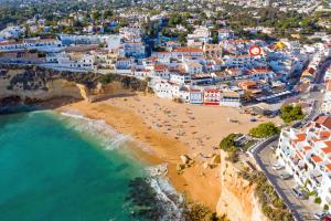 uma vista aérea de uma praia em positano em Studio Calisto em Carvoeiro