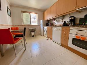una cocina con una mesa y una estufa horno superior en Studio Calisto, en Carvoeiro