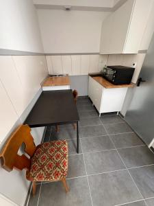 a small kitchen with a table and a chair at Monteurunterkunft Ludwigskanal in Wendelstein