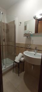 La salle de bains est pourvue d'un lavabo et d'une douche. dans l'établissement Relais Giulia, à Rome