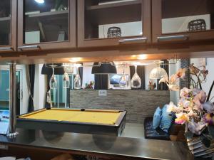 een pooltafel in het midden van een woonkamer bij Sun Poolvilla Bangsaray in Bang Sare