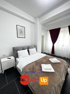 - une chambre avec un grand lit dans l'établissement Luxury Cozy Apartments - City Center Suceava, à Suceava
