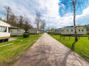 Градина пред Brand new spacious mobile home with private terrace, next to a babbling brook