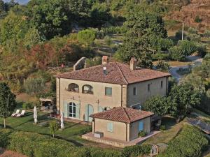 uma vista aérea de uma casa no campo em Belvilla by OYO Villa with private pool em San Casciano dei Bagni