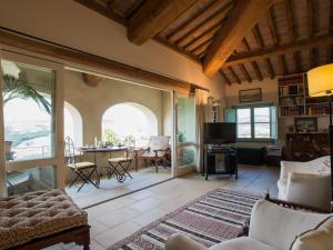 uma sala de estar com um sofá e uma mesa em Belvilla by OYO Villa with private pool em San Casciano dei Bagni
