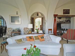 uma sala de estar com um sofá branco e uma mesa em Belvilla by OYO Villa with private pool em San Casciano dei Bagni
