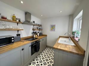 La cuisine est équipée d'un évier et d'un four micro-ondes. dans l'établissement Quayside Georgian Townhouse, à King's Lynn