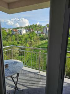 een balkon met een tafel en uitzicht bij Golden Sky in Cazin
