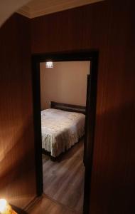 Katil atau katil-katil dalam bilik di Arsenas Guest House