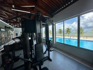 保利斯塔的住宿－Casa Beira Mar Melhor Condomínio，享有游泳池景致的健身房