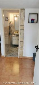 Vonios kambarys apgyvendinimo įstaigoje Casa Lavanda - Karin Gornji