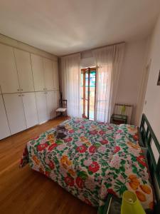 1 Schlafzimmer mit einem Bett mit Blumenbettdecke in der Unterkunft La Casa di Barbara By PortofinoVacanze in Santa Margherita Ligure