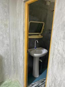 ein kleines Bad mit einem Waschbecken und einem Stuhl in der Unterkunft Shek villa in Hikkaduwa