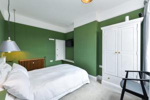 Tempat tidur dalam kamar di Highfield Grove - Beautifully Bright 2BR, West Bridgford