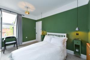 Letto o letti in una camera di Highfield Grove - Beautifully Bright 2BR, West Bridgford