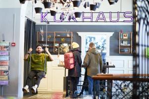 Kurhaus Lenzerheide في لينتسرهايدي: مجموعة من ثلاثة أشخاص واقفين في متجر