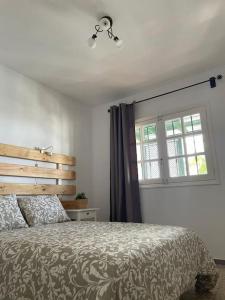 sypialnia z łóżkiem i oknem w obiekcie Lanzarote Sea, acogedora vivienda w Puerto del Carmen