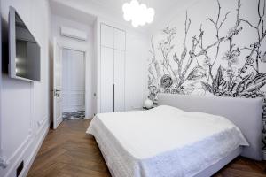 ein Schlafzimmer mit einem Bett und einem Wandbild in der Unterkunft Vintage Apart on Ekaterininskaya sq. 9 in Odessa
