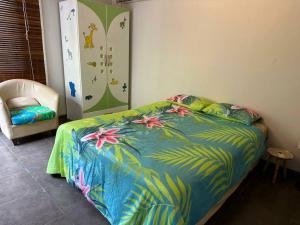 ein Schlafzimmer mit einem Bett mit Blumen darauf in der Unterkunft villa chez Lisa in La Gaulette