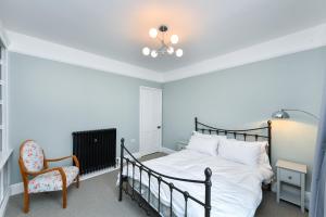 Una cama o camas en una habitación de Highfield Grove - Beautifully Bright 2BR, West Bridgford