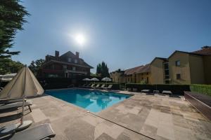 Bazén v ubytování Hotel La Barcarolle nebo v jeho okolí