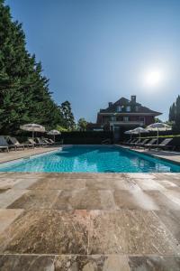 Bazén v ubytování Hotel La Barcarolle nebo v jeho okolí