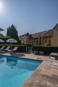 Bazén v ubytování Hotel La Barcarolle nebo v jeho okolí