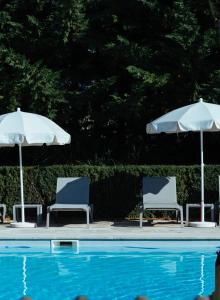 Bazén v ubytování Hotel La Barcarolle nebo v jeho okolí