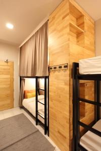 Двох'ярусне ліжко або двоярусні ліжка в номері Lupta Hostel Patong Hideaway