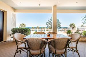 ラゴスにあるDona Ana Beach Apartment with amazing sea viewsのダイニングルーム(テーブル、椅子付)