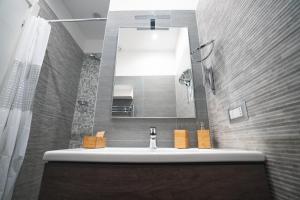 bagno con lavandino e specchio di Verrazzano 37 Guest House a Roma